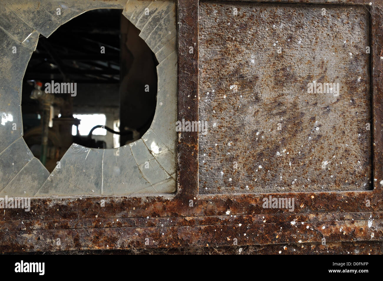 La porte de l'usine rouillée et brisé des vitres. Texture grunge fond industriel. Banque D'Images