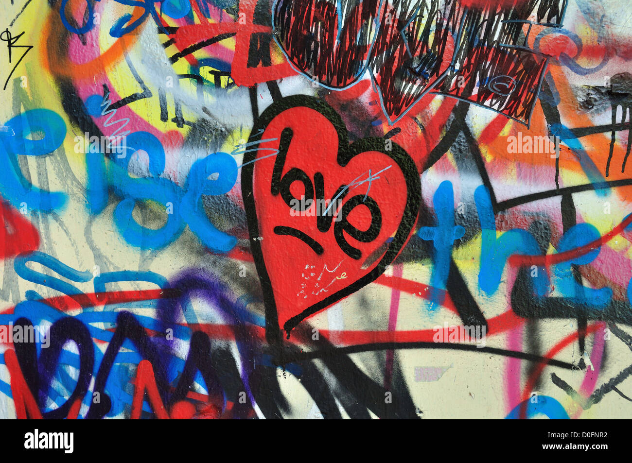 Coeur peint sur mur maculé malpropre. L'amour de l'écriture graffiti détail. Banque D'Images