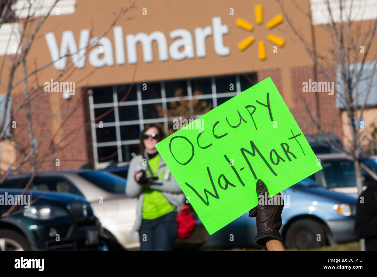 Les manifestants protestent contre les conditions de travail chez Walmart. Banque D'Images