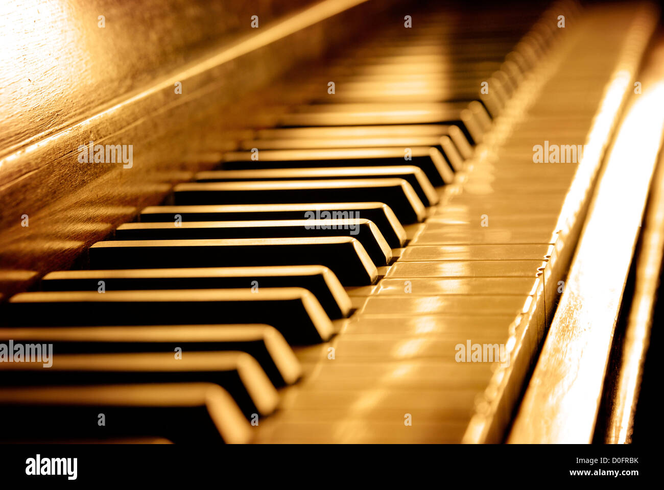 Libre de touches de piano noir et blanc et du grain du bois avec sépia Banque D'Images