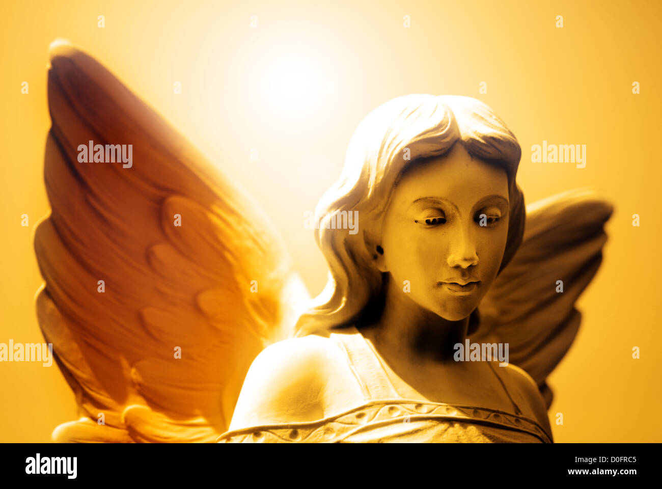 Statue ange avec des ailes qui représente la pureté et la force céleste Banque D'Images