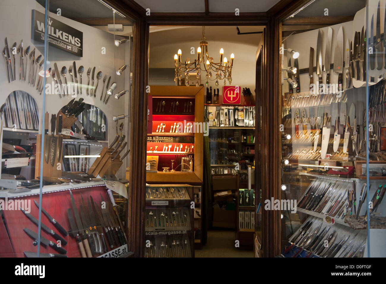 Affichage de la fenêtre d'une boutique vendant des couteaux de cuisine, Graz, Autriche Banque D'Images