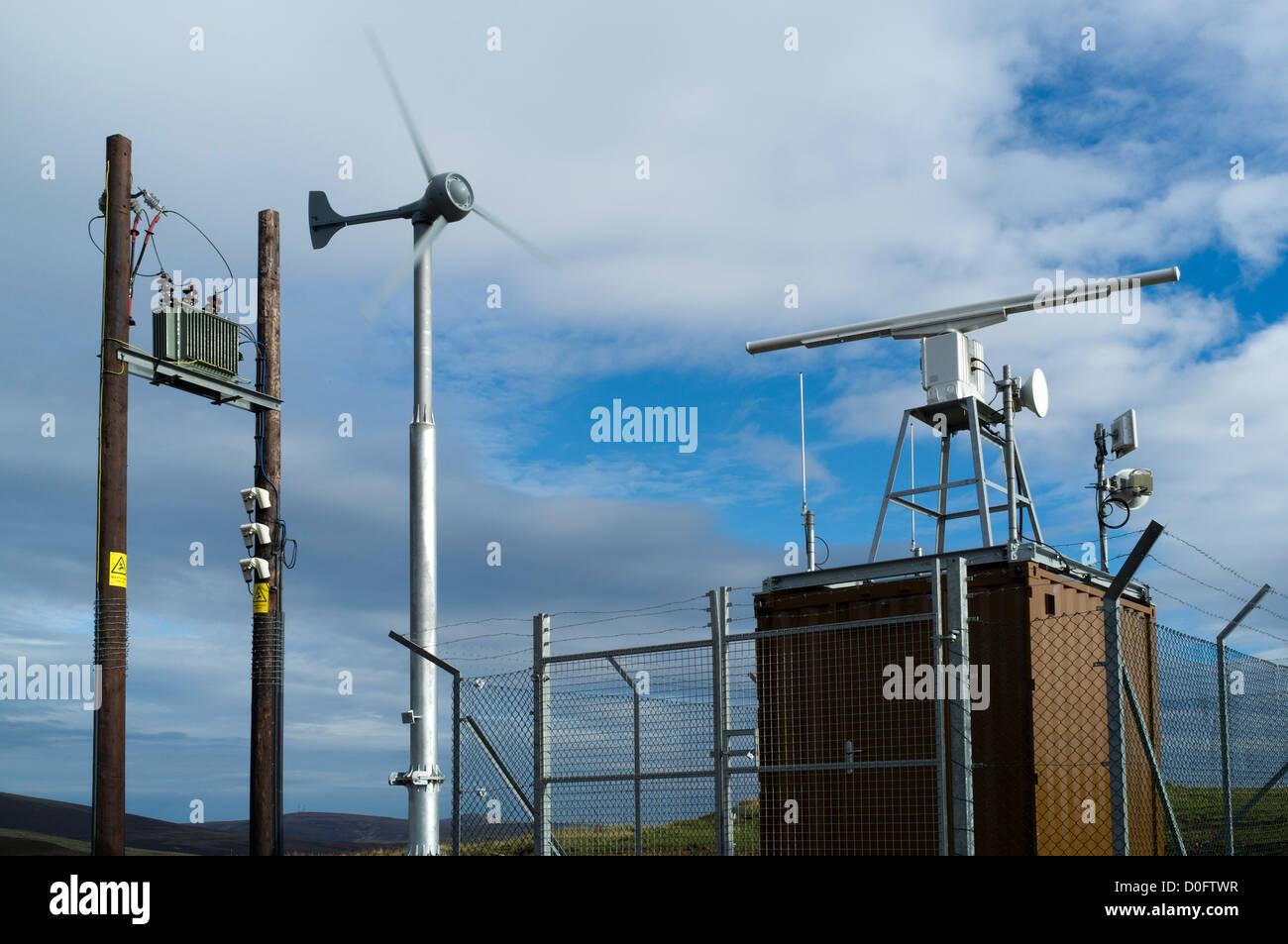 Éolienne dh UK petite éolienne alimentant l'équipement radar vert de l'antenne de l'énergie britannique Banque D'Images