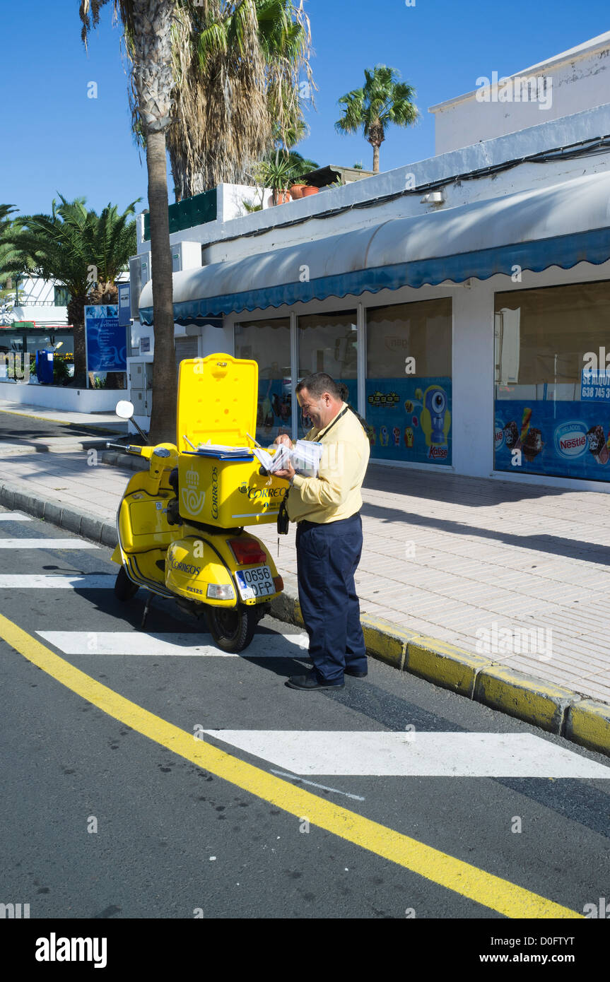 dh Postman POSTAL ESPAGNE Spannish Postman livrant des lettres jaune post scooter Lanzarote espagnol ouvrier de service livrez Banque D'Images