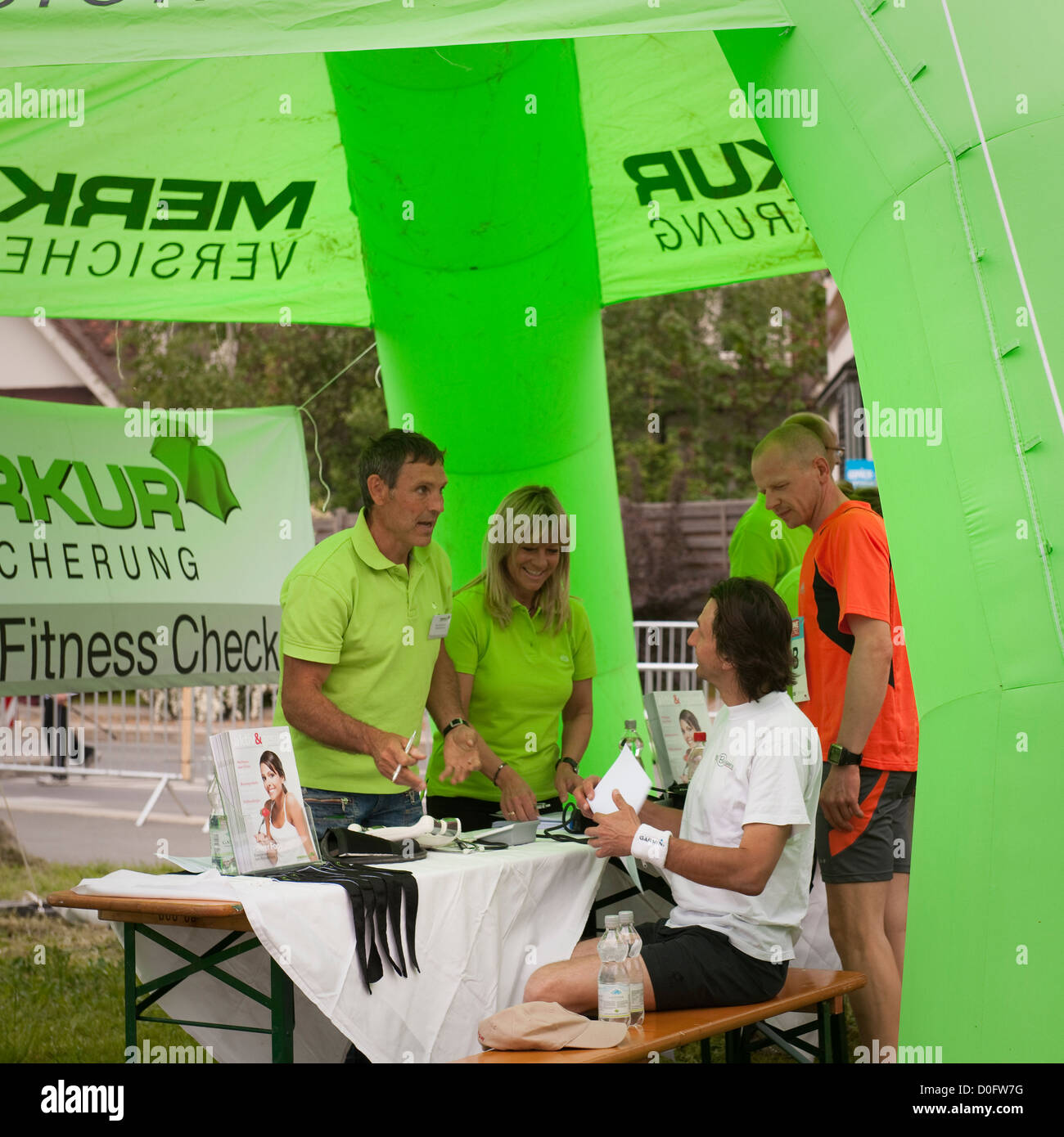 Tente de contrôle de remise en forme au début d'un fun run, Graz, Autriche Banque D'Images