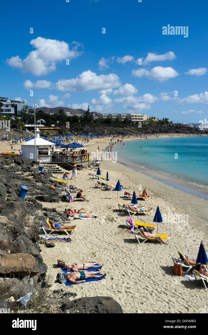 dh Playa Dorada Beach PLAYA BLANCA LANZAROTE bains de soleil détente sable blanc station de vacances plage îles canaries personnes vacances au soleil Banque D'Images