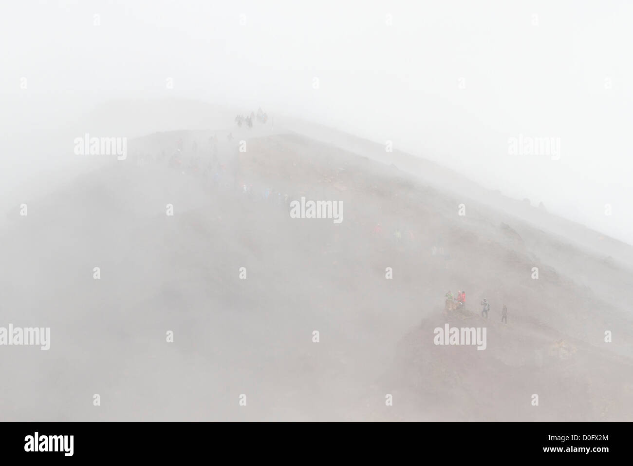 La foule des randonneurs dans des conditions de voile blanc sur le Tongariro Alpine Crossing, au Parc National de Tongariro, en Nouvelle-Zélande. Banque D'Images