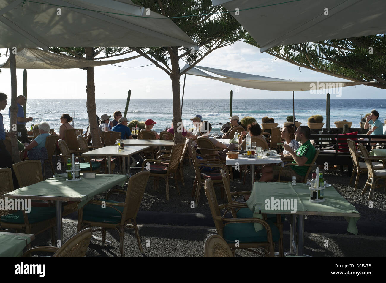 dh Beach café restaurant de poissons EL GOLFO LANZAROTE clients touristiques manger à l'extérieur personnes manger dehors fruits de mer alfresco îles canaries mer en plein air Banque D'Images