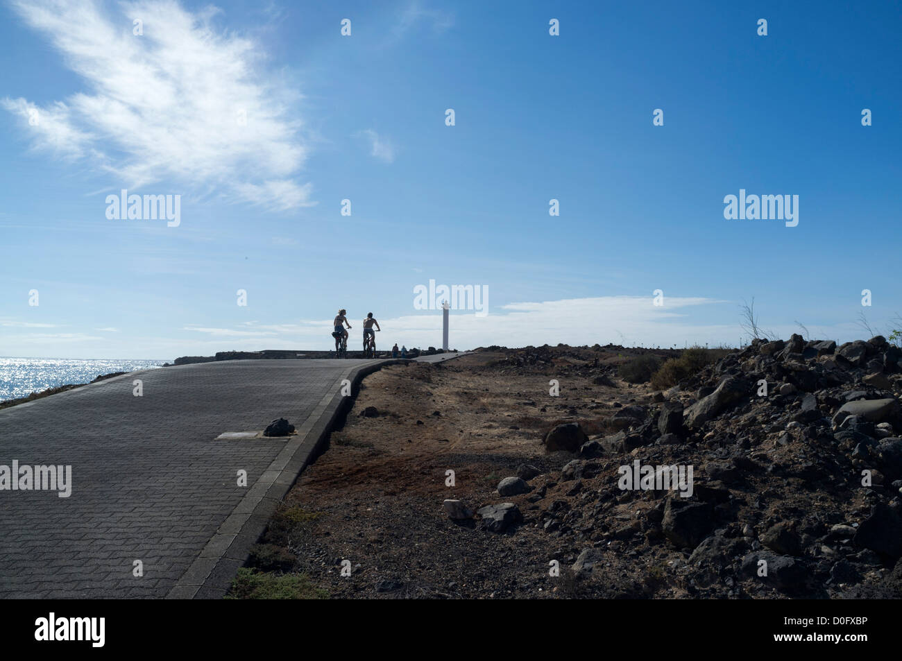 dh Faro de Pechiguera phare PLAYA BLANCA LANZAROTE couple touristique cyclistes phares vacances vélo jeunes couples vélo Banque D'Images