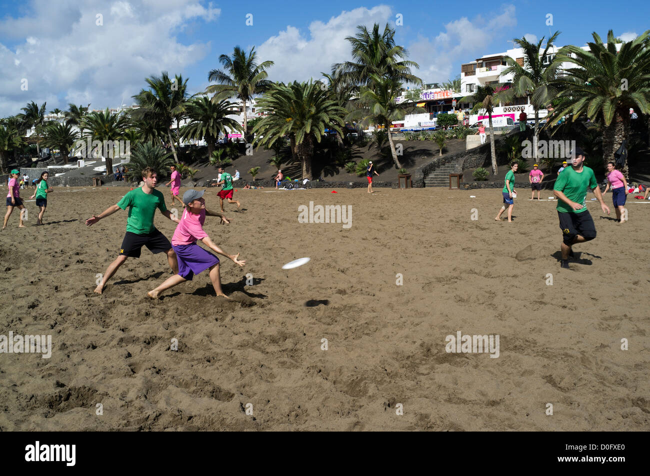 dh Beach ULTIMATE FRISBEE EUROPE joueur de Frisbee lancer disque volant sur Lanzarote Beach match sport compétition Banque D'Images