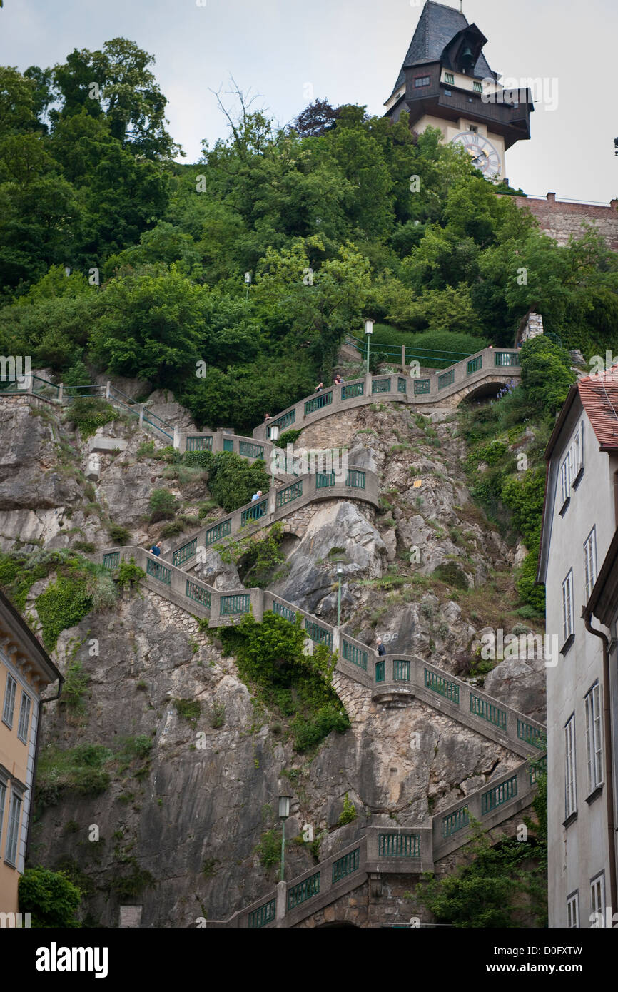 Allée sinueuse jusqu'à la tour de l'horloge sur la colline du château, Graz Banque D'Images