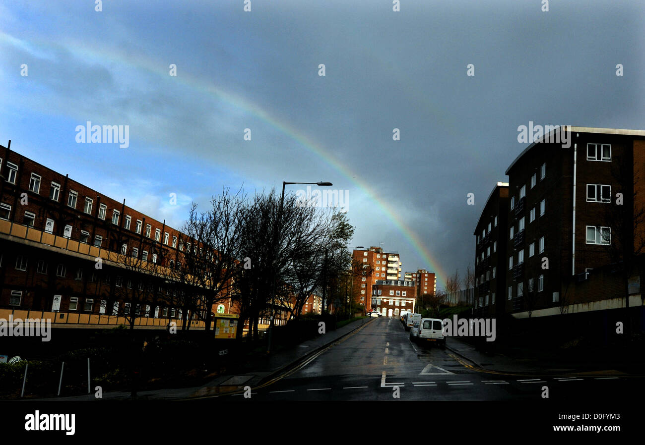 Brighton Sussex UK 25 novembre 2012 - Un arc-en-ciel s'allume le ciel à Brighton Centre-ville ce matin Banque D'Images