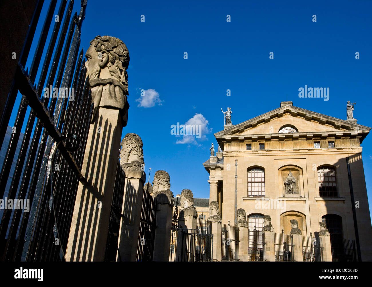 Bâtiment Clarendon et ligne de statues à l'extérieur Sheldonian Theatre Oxford Oxfordshire England Europe Banque D'Images