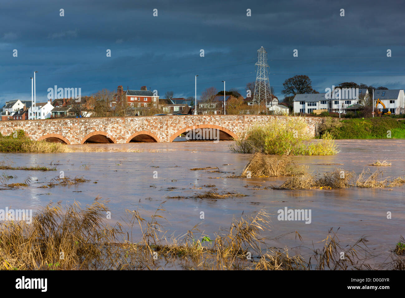 Exeter, Royaume-Uni. 25 novembre, 2012. Les eaux boueuses de la rivière Exe après de fortes pluies dans le Devon hier soir coule sous la Comtesse Pont d'usure en Exe Valley dans le sud de Exeter. Banque D'Images