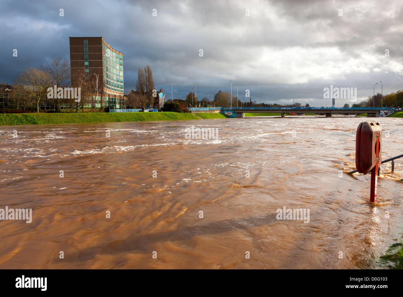 Exeter, Royaume-Uni. 25 novembre, 2012. Les eaux boueuses de la rivière Exe après de fortes pluies dans le Devon la nuit dernière. Banque D'Images