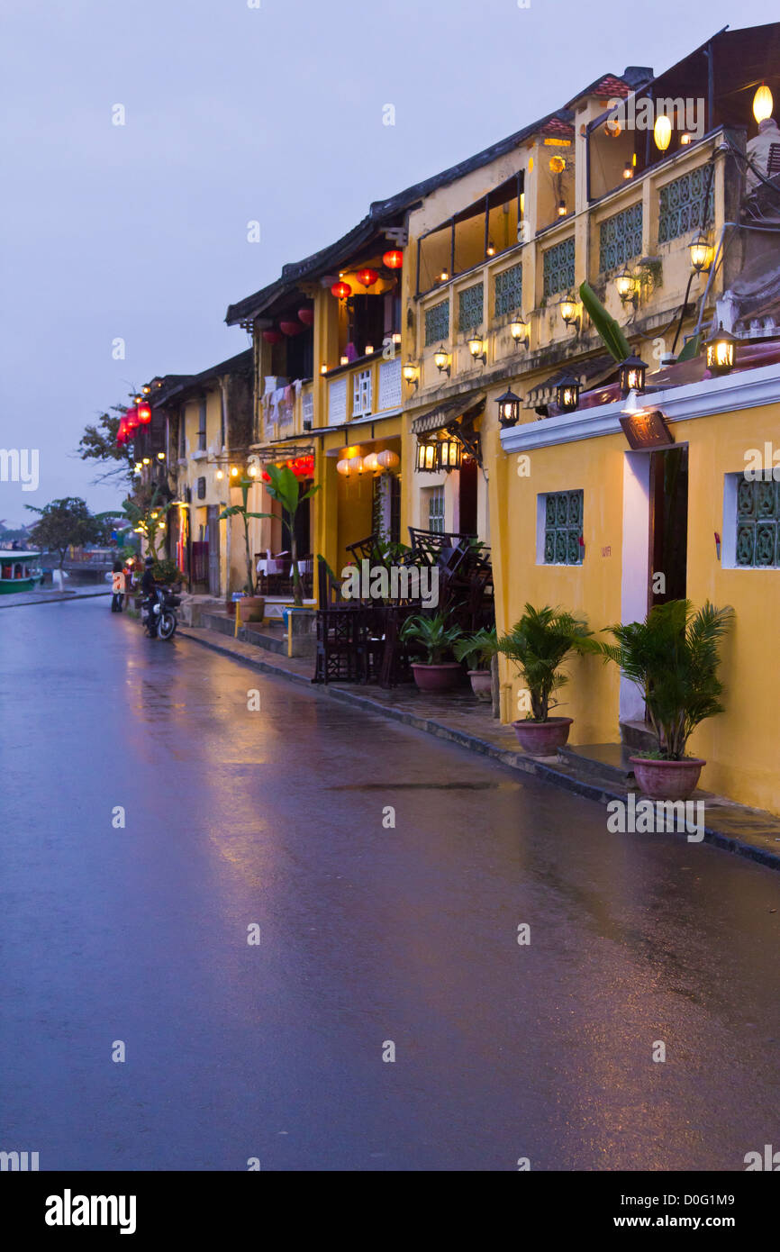 Restaurants près de la rivière avant de Hoi An au coucher du soleil Banque D'Images