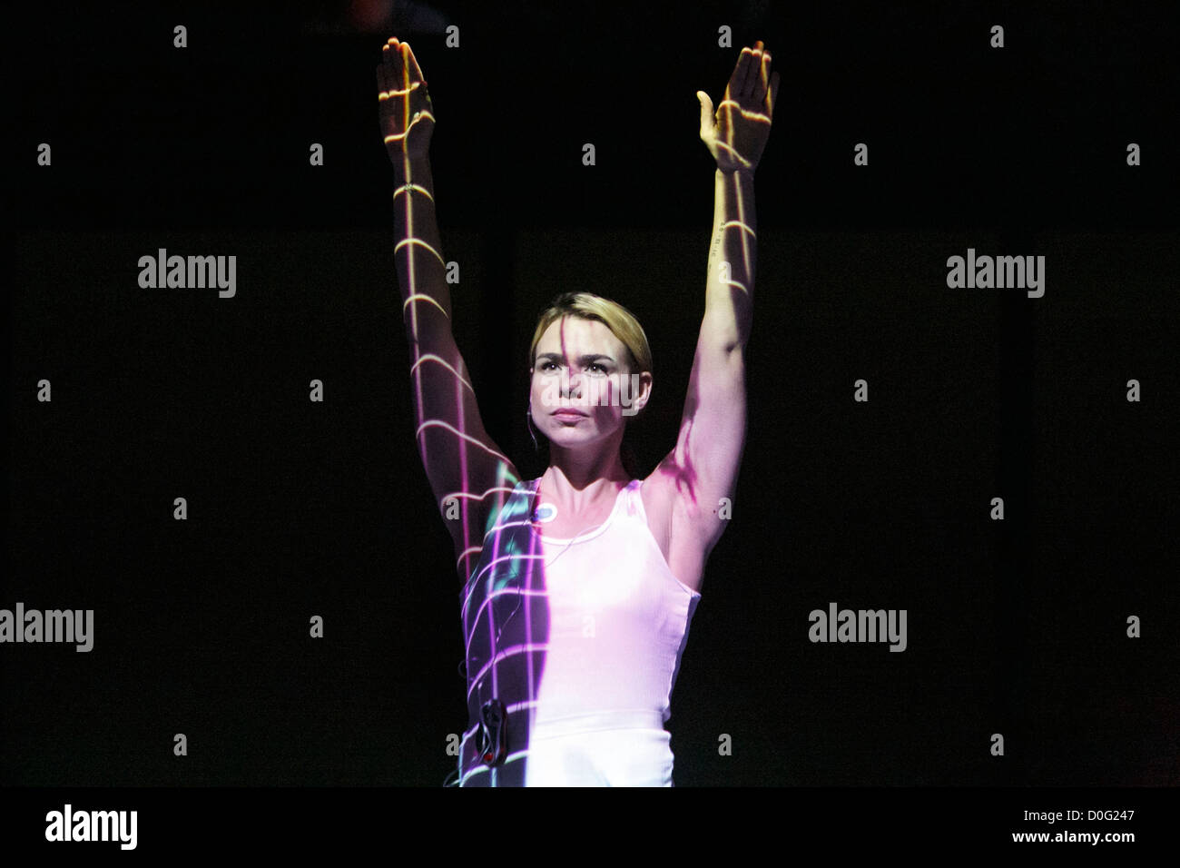 Billie Piper as Connie DANS L'EFFET de Lucy Prebble au Cottesloe Theatre, National Theatre (NT), Londres en 2012 conception: Miriam Buether éclairage: Jon Clark directeur: Rupert Goold Banque D'Images