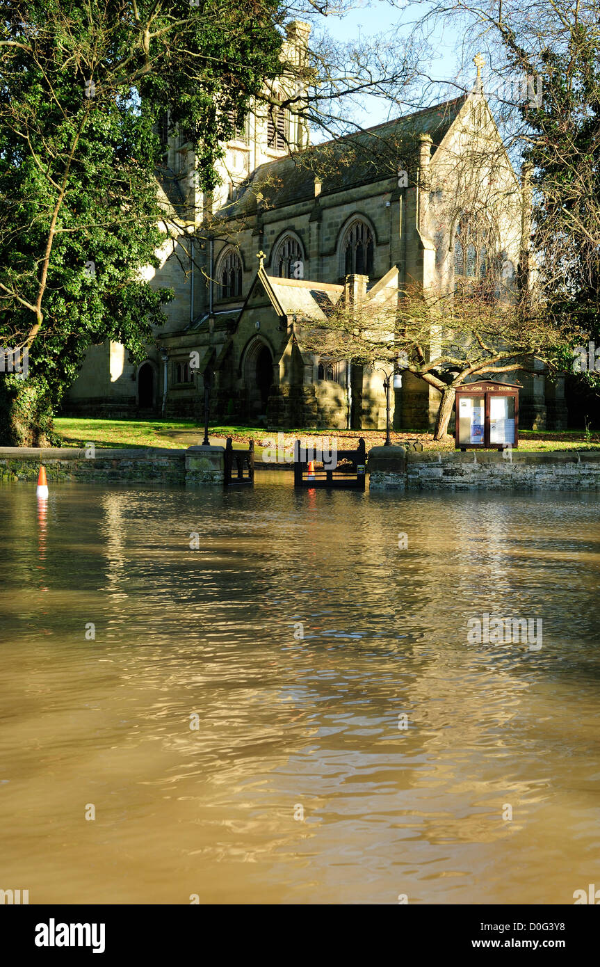 Colston Bassett, Vale de Belvoir, Dorset, UK. 25 novembre, 2012. Church Gate Lane se trouve dans quatre à cinq pieds d'eau sur l'approche de l'église St John the Divine au centre de Colston Bassett. L'inondation s'est produite après la rivière frappe son éclatement des banques. Banque D'Images
