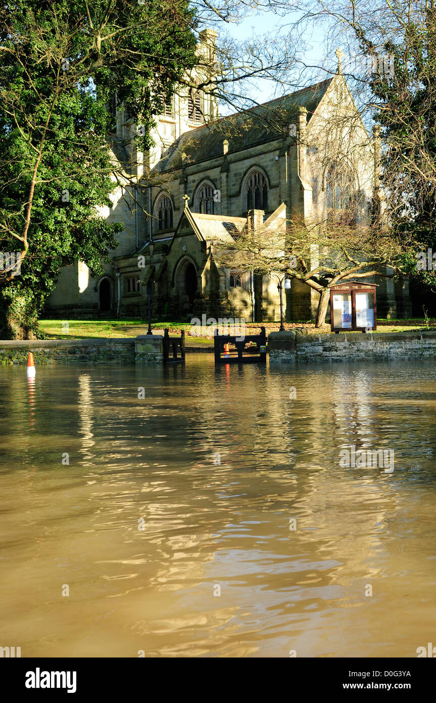 Colston Bassett, Vale de Belvoir, Dorset, UK. 25 novembre, 2012. Church Gate Lane se trouve dans quatre à cinq pieds d'eau sur l'approche de l'église St John the Divine au centre de Colston Bassett. L'inondation s'est produite après la rivière frappe son éclatement des banques. Banque D'Images