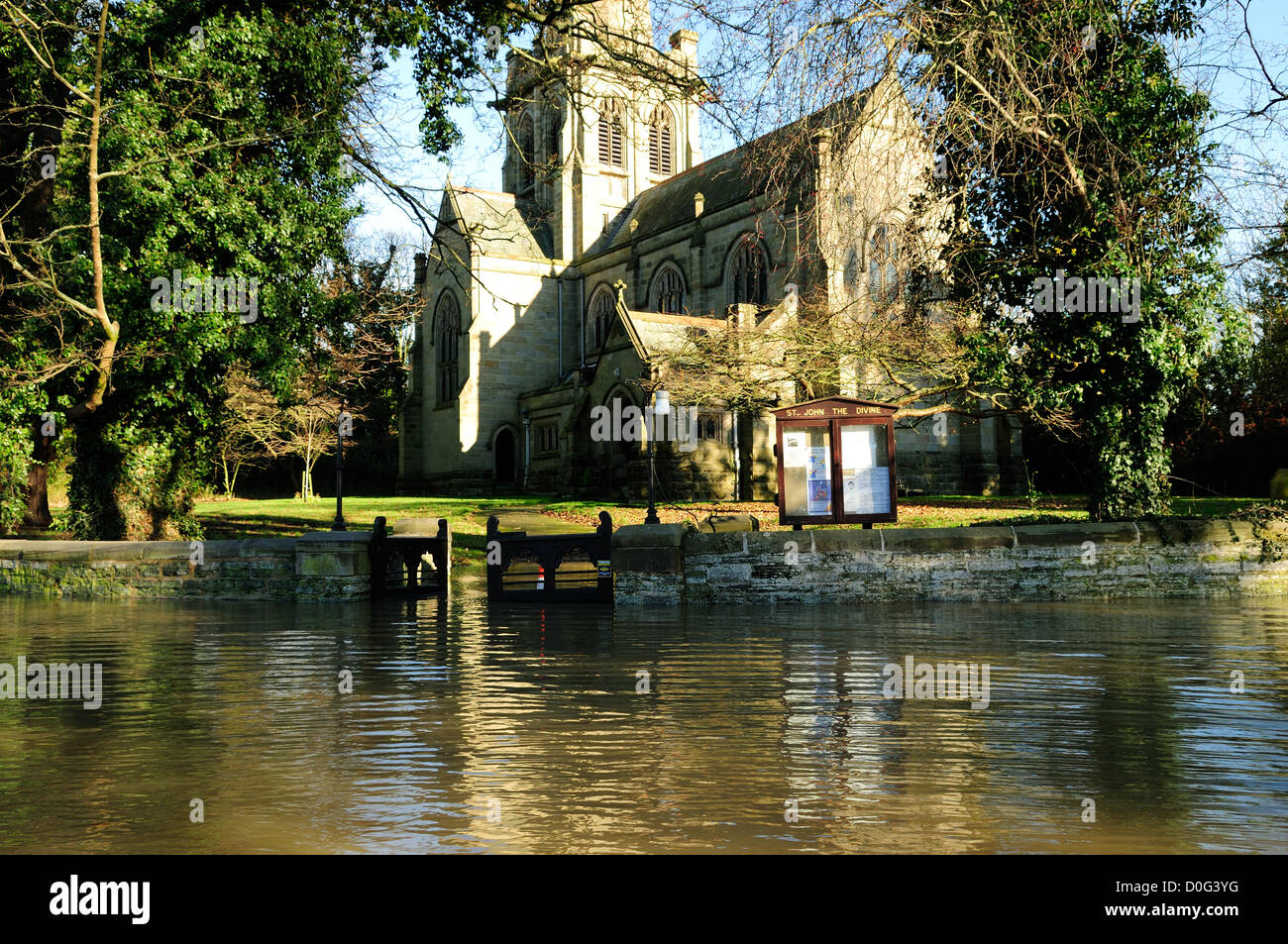 Colston Bassett, Vale de Belvoir, Dorset, UK. 25 novembre, 2012. Church Gate Lane se trouve dans quatre à cinq pieds d'eau sur l'approche de l'église St John the Divine au centre de Colston Bassett. L'inondation s'est produite après la rivière frappe son éclatement des banques. Banque D'Images