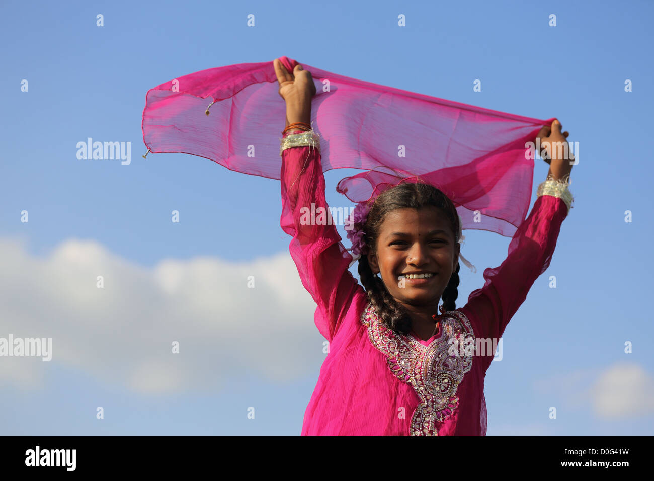 Indian girl smiling in le vent l'Andhra Pradesh en Inde du Sud Banque D'Images