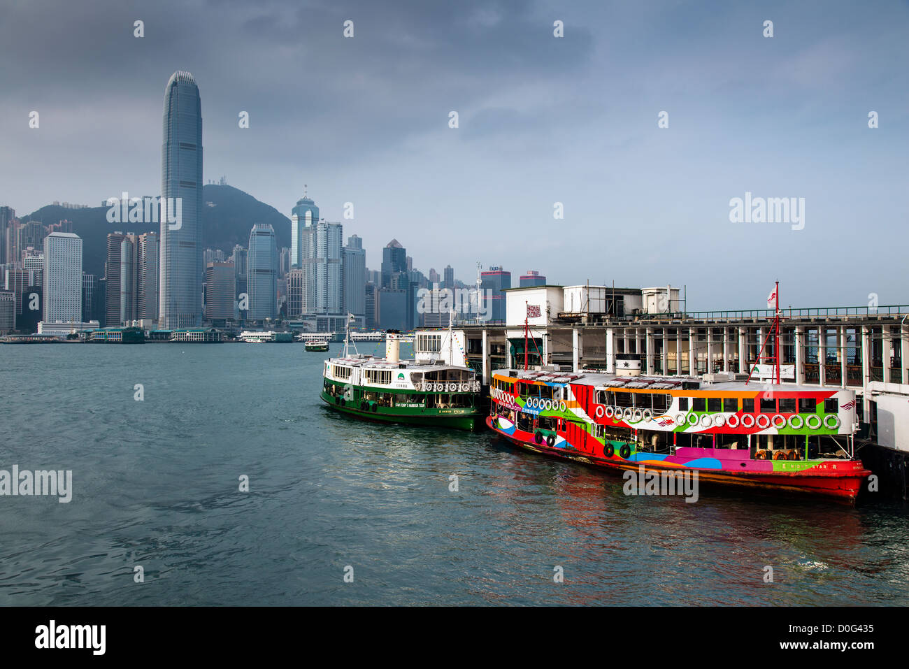 Hong Kong Star ferry colorés à quai, Kowloon, Hong Kong, Chine Banque D'Images
