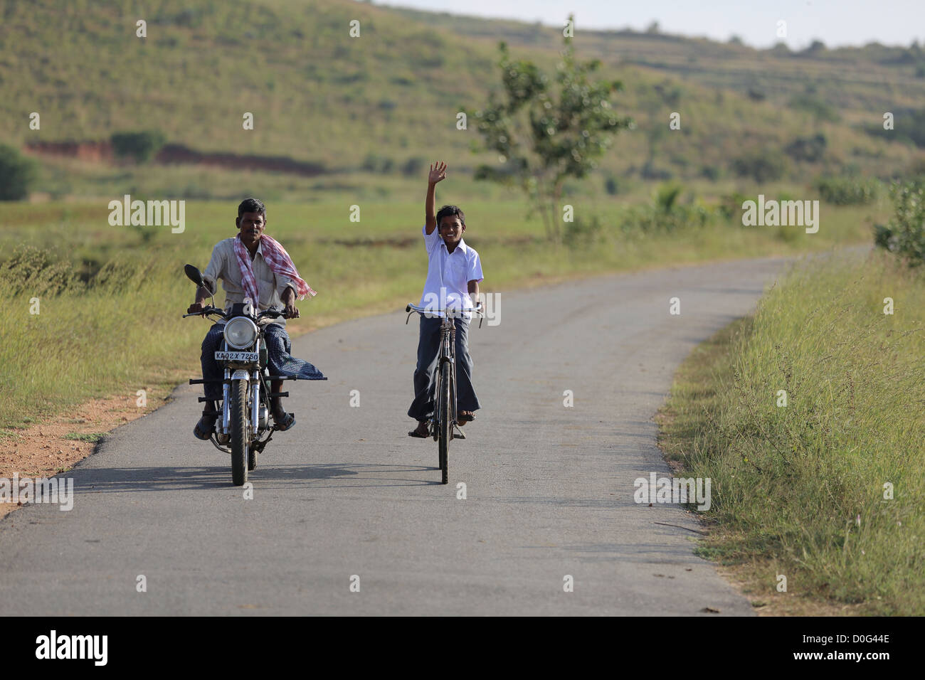 Père indien avec fils en moto et vélo l'Andhra Pradesh en Inde du Sud Banque D'Images