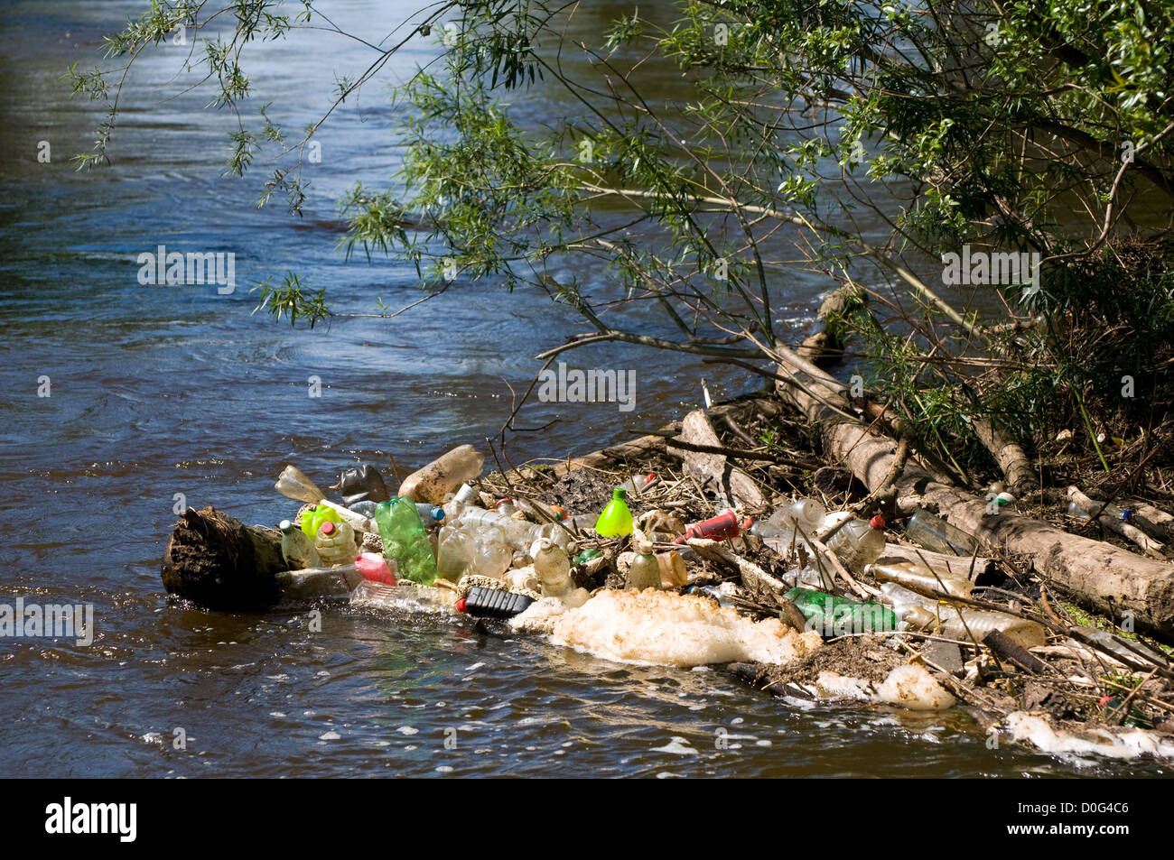 Les ordures et les bouteilles en plastique de la côte de la rivière de dommages Banque D'Images