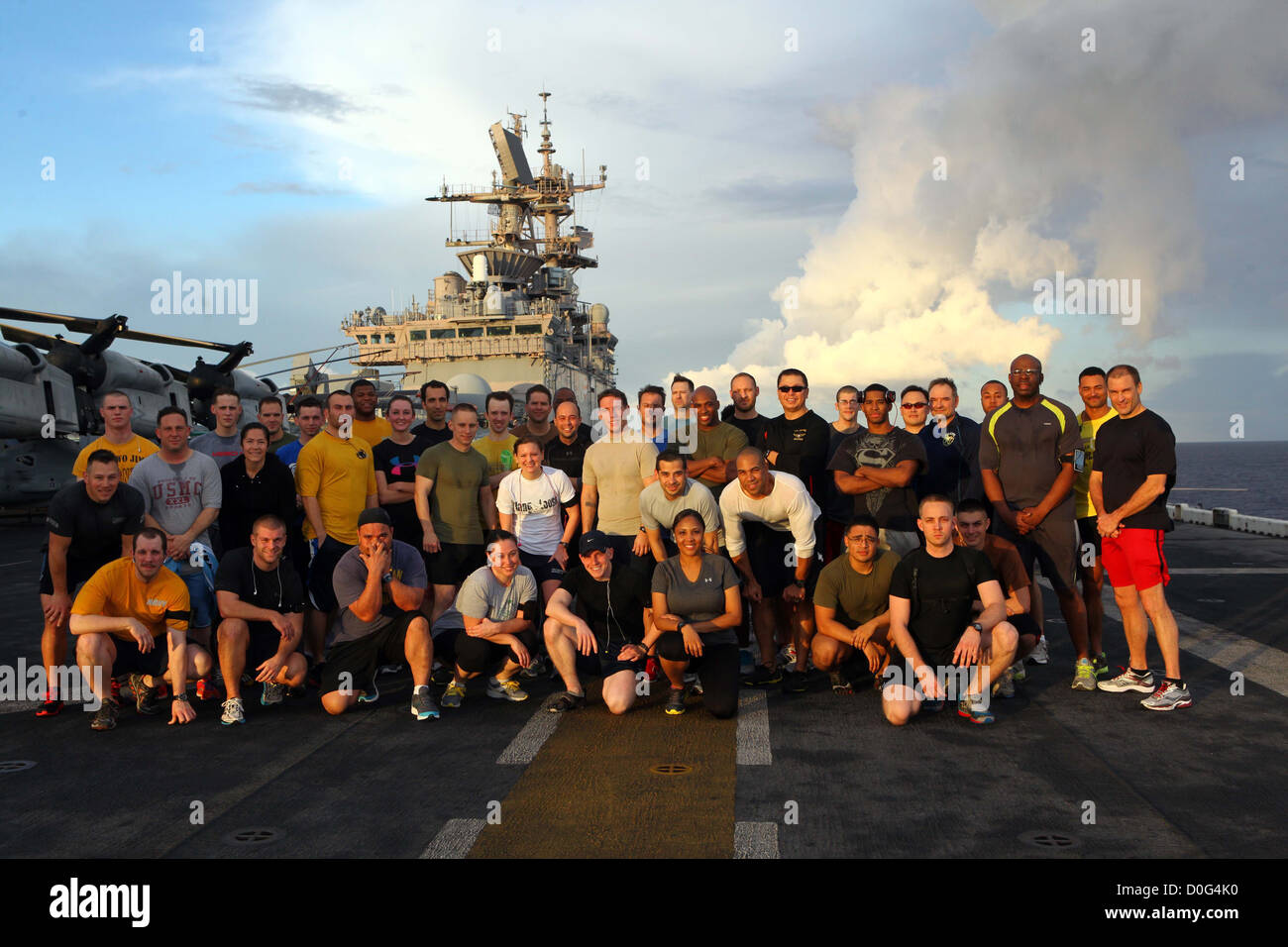 La 24e unité expéditionnaire des Marines à bord de l'USS Iwo Jima participe à une course amusante de Thanksgiving de 5 km, promouvant le fitness et la camaraderie au sein du corps des Marines des États-Unis. Banque D'Images