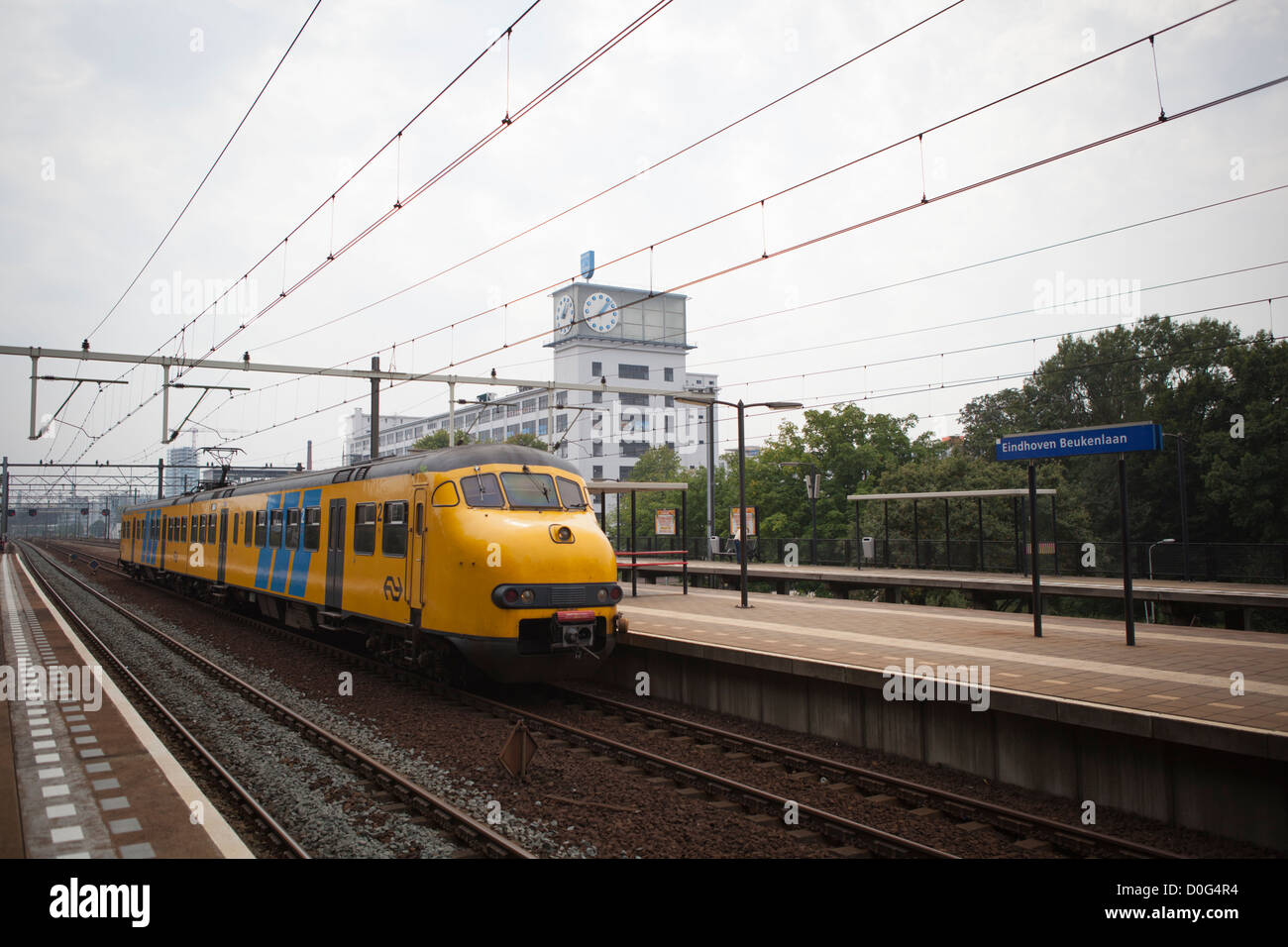 La gare de train qui passait dans les Pays-Bas, l'Europe, l'ancien site de production Philips Strijp-S en arrière-plan, Eindhoven Banque D'Images