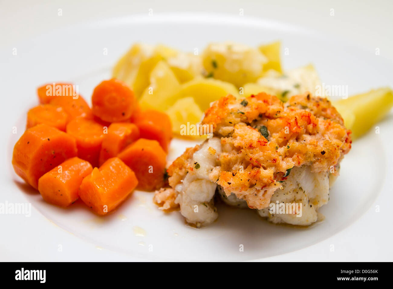 Lotte aux écrevisses et légumes en croûte Banque D'Images