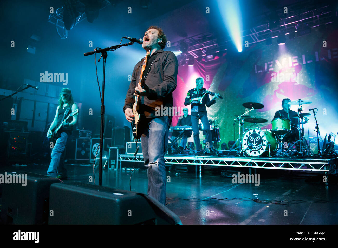 Folk rock band les niveleurs en concert à Birmingham O2, 23 novembre 2012, avec Mark Chadwick Centre. Banque D'Images