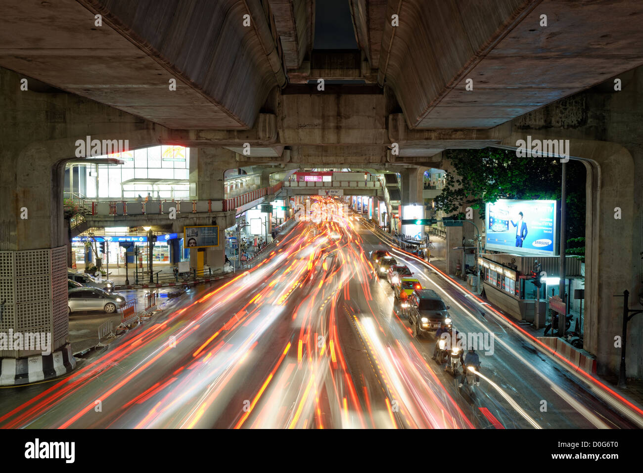 Bangkok trafic de nuit dans le quartier de Ratchaprasong, Bangkok, Thaïlande Banque D'Images