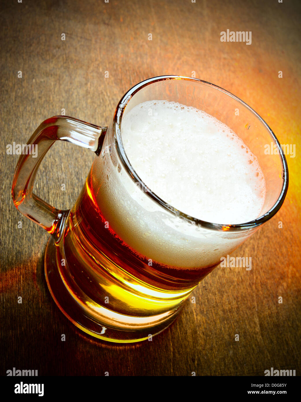 Chope de bière close up on wooden table Banque D'Images