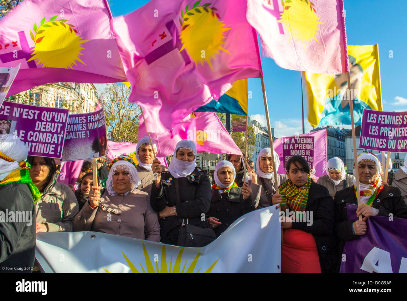 Paris, France, différents groupes féministes ont organisé une marche contre la violence envers les femmes, Journée internationale des droits de la femme, égalité, People 8 march Street, protestation contre les droits des femmes migrantes, femmes kurdes, france musulmane Banque D'Images