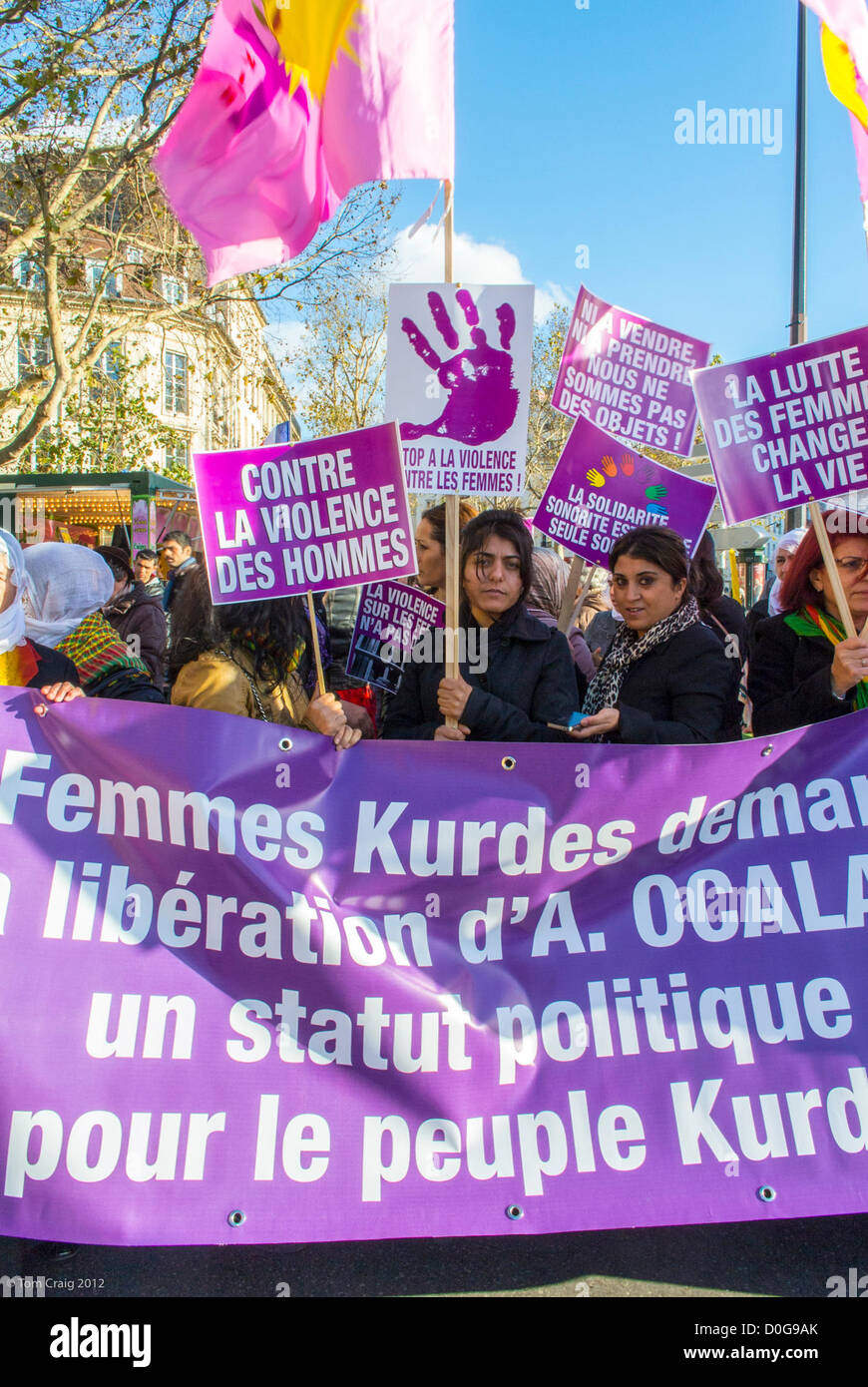 Paris, France, foule tenant des signes de protestation, de différents groupes féministes, a organisé une marche contre la violence à l'égard des femmes, Journée internationale des droits des femmes, Kurdes, marche des droits des femmes, femmes kurdes Banque D'Images