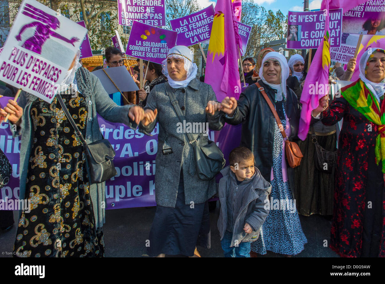 Paris, France, différents groupes féministes ont organisé une marche contre la violence à l'égard des femmes, Journée internationale des droits des femmes, égalité des femmes, protestation contre les droits des femmes, femmes kurdes Banque D'Images