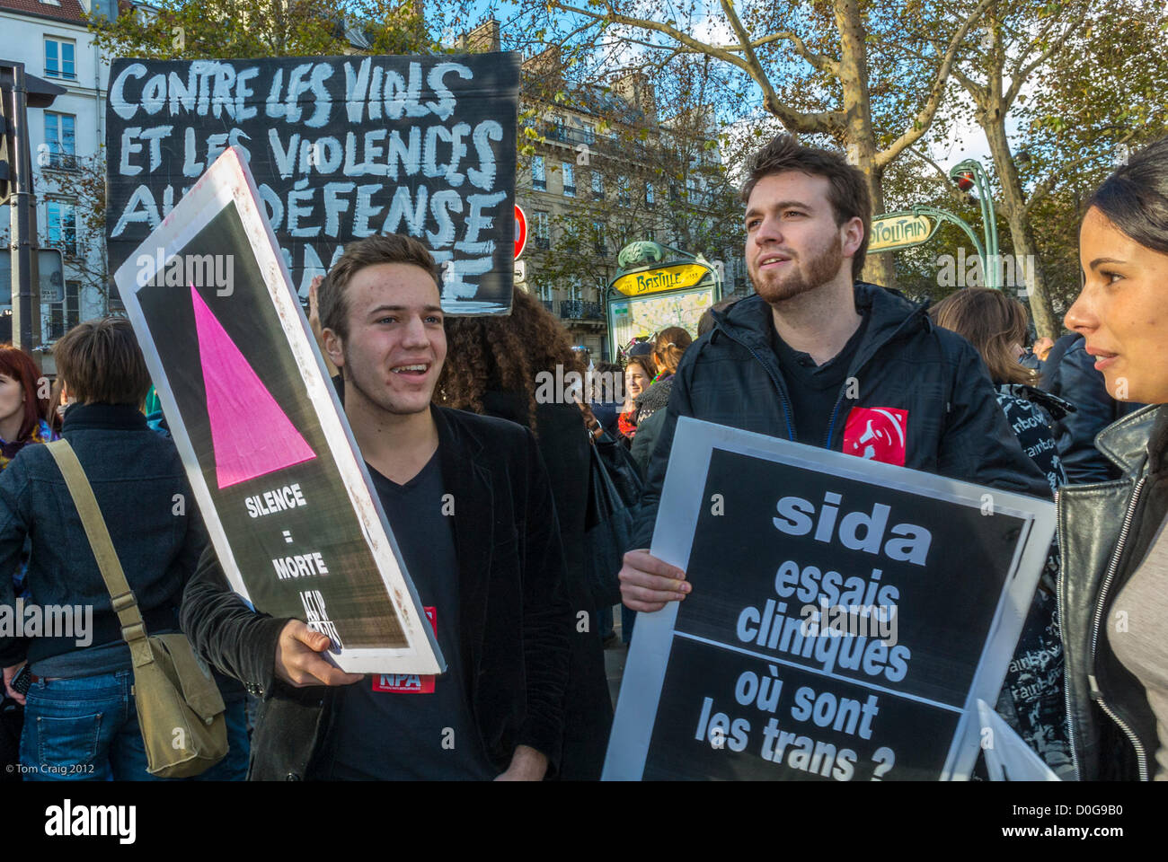 Paris, France, manifestation contre la violence faite aux femmes, activiste de lutte contre le SIDA, groupes pour la prostitution légale, Teens tenant des panneaux de protestation militante dans la rue, affiche de manifestation Banque D'Images