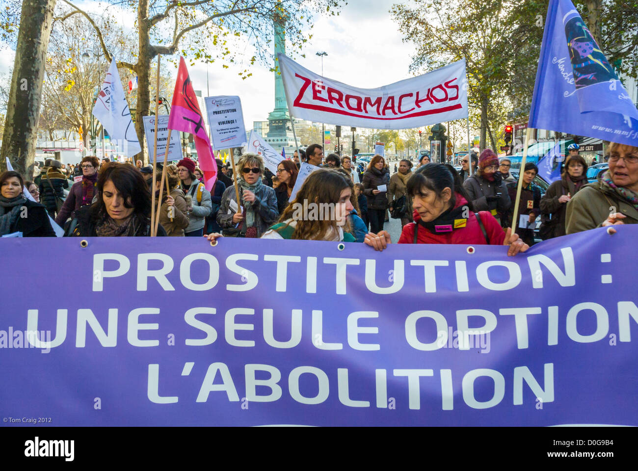 Paris, France, manifestation contre la violence envers les femmes, groupes contre la prostitution légale, Journée internationale des droits de la femme, bannière de protestation du 8 mars, rue de la marche populaire, abolitionnistes, activisme des femmes Banque D'Images