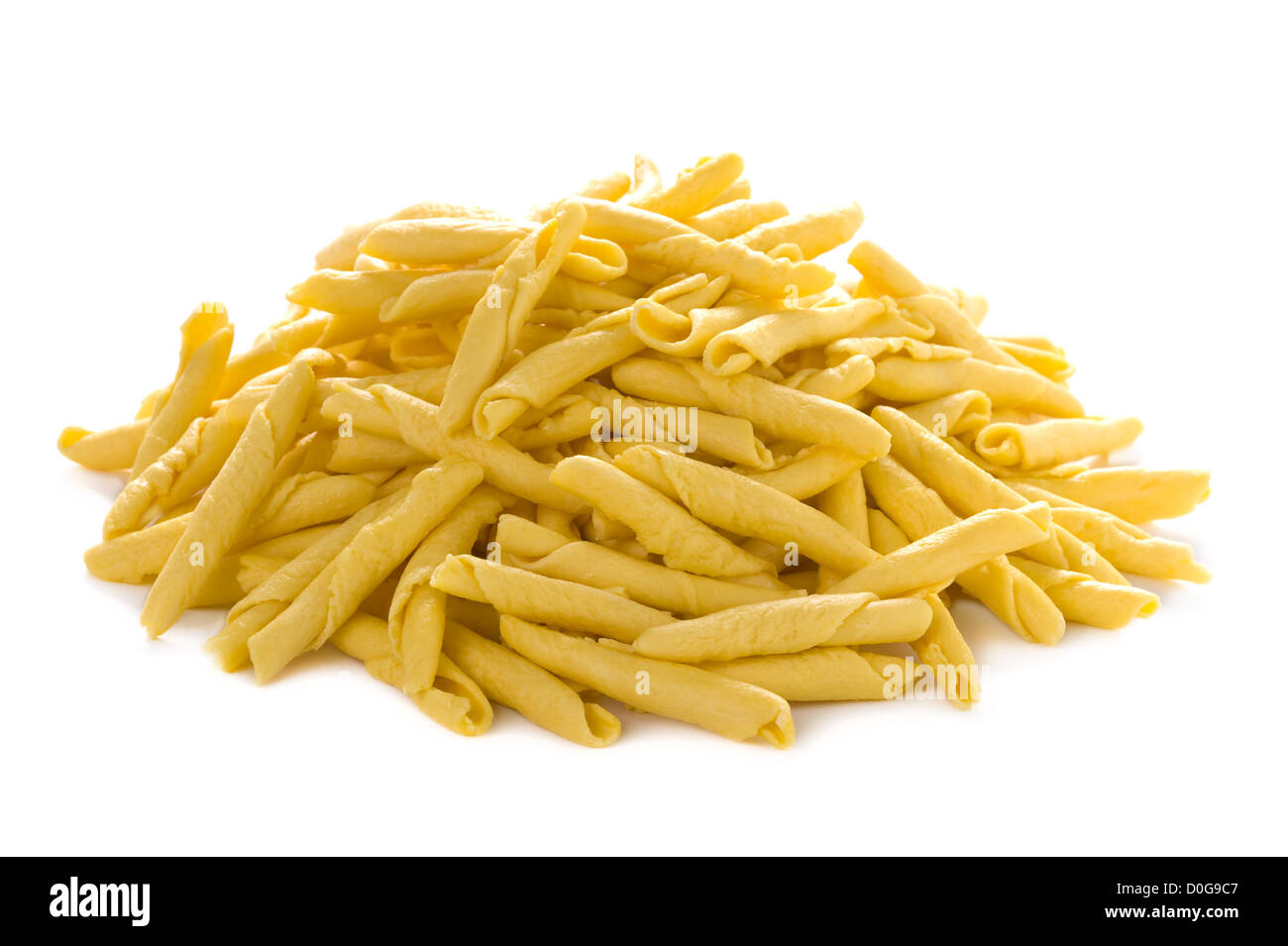 Strozzapreti pasta heap isolé sur fond blanc Banque D'Images