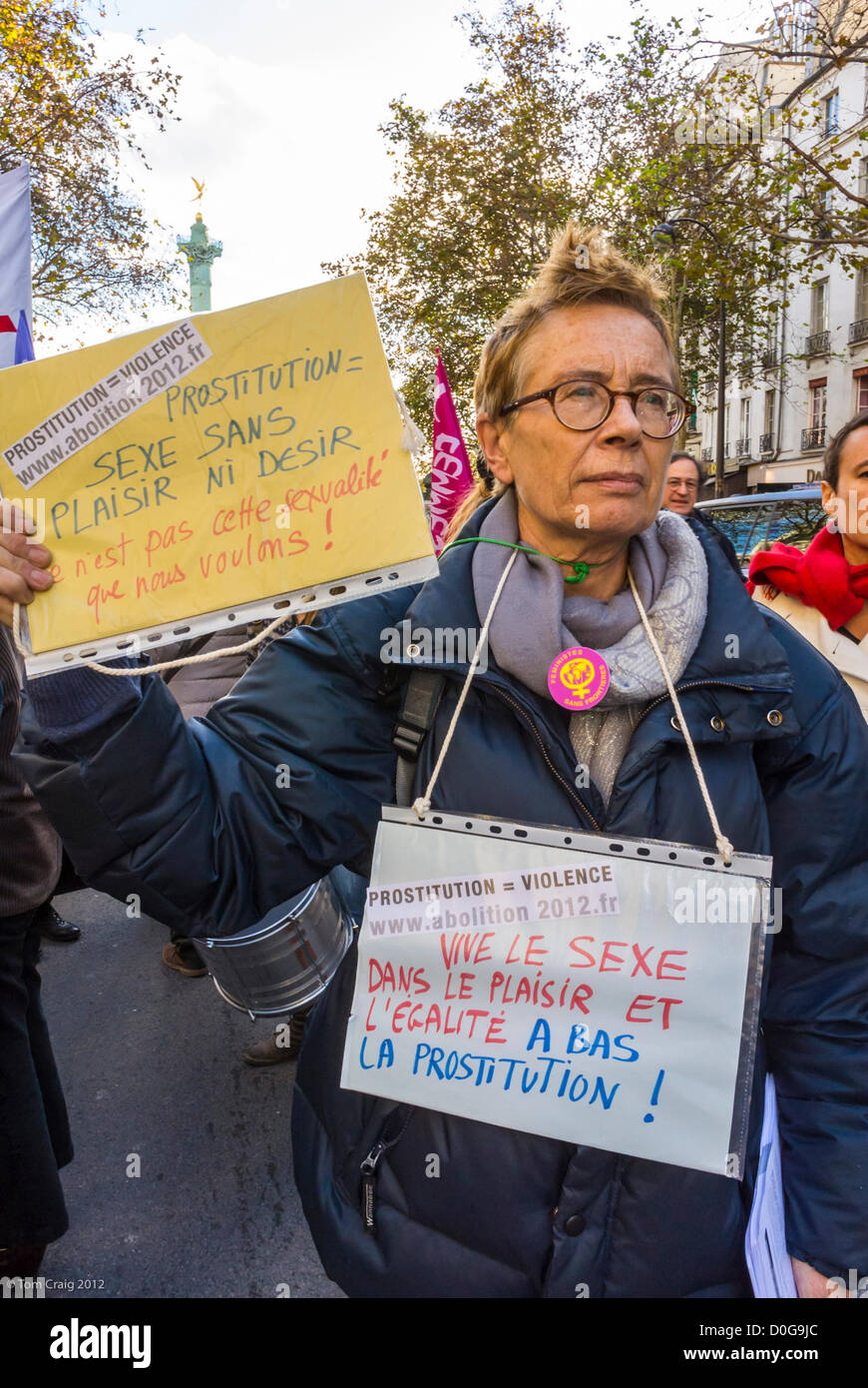 Paris, France, manifestation contre la violence faite aux femmes, les groupes contre la prostitution légale, Woman holding Signs Banque D'Images
