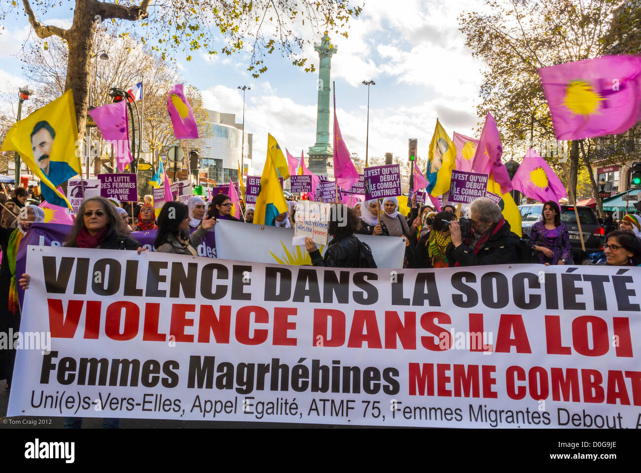 Paris, France, manifestation "Journée internationale contre la violence envers les femmes", Marche internationale pour les droits des femmes, des groupes défilant dans la rue avec des banderoles de protestataires, défilant pour l'égalité des femmes migrantes Banque D'Images