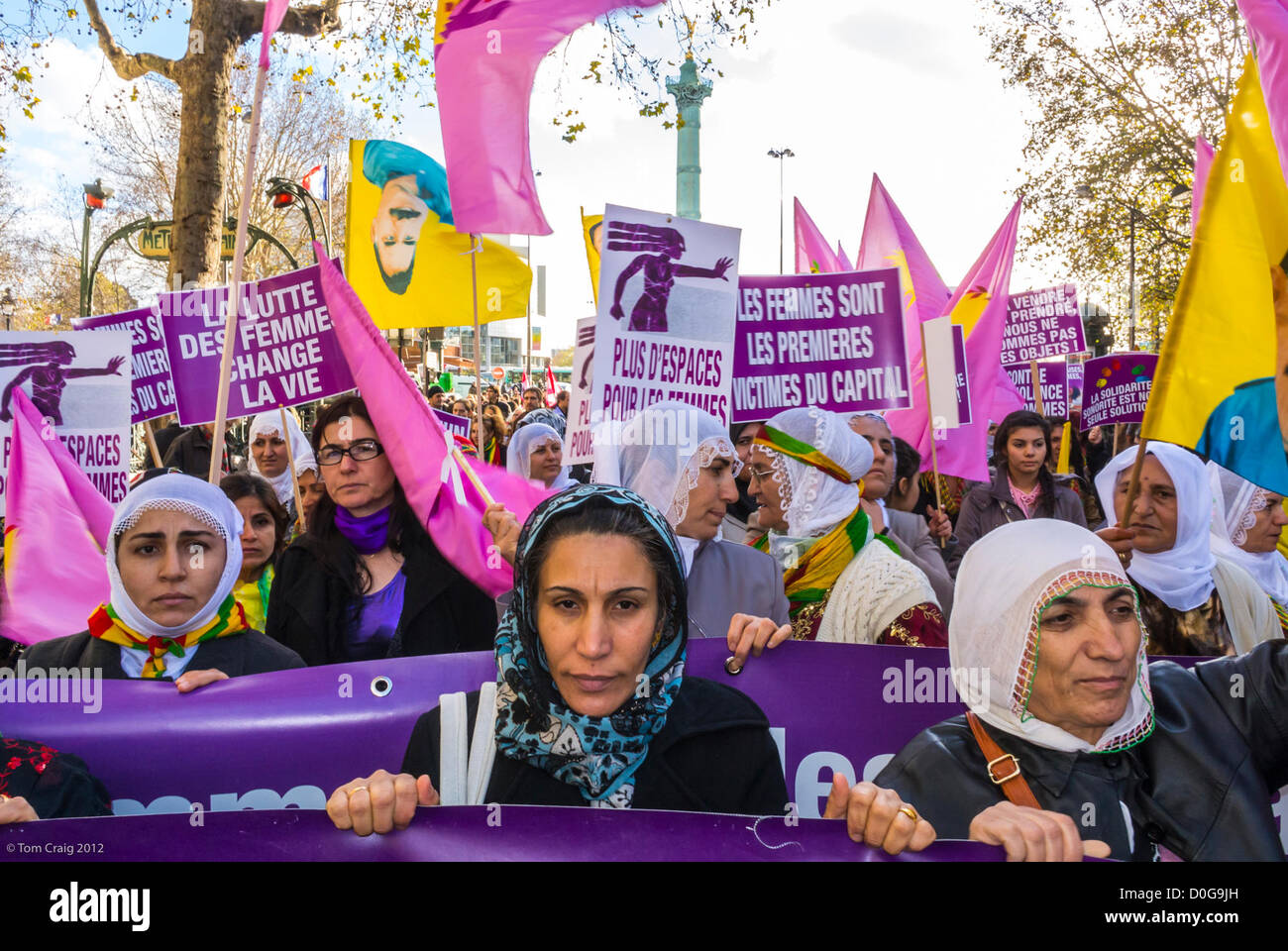 Paris, France, manifestation différents groupes féministes ont organisé une marche contre la violence envers les femmes, Journée internationale des droits de la femme, Groupe des femmes kurdes, égalité des femmes protestant contre les droits des femmes, femmes kurdes, france musulmane, femme portant un hijab france, groupe de femmes âgées sérieux, signes d'autonomisation des femmes Banque D'Images