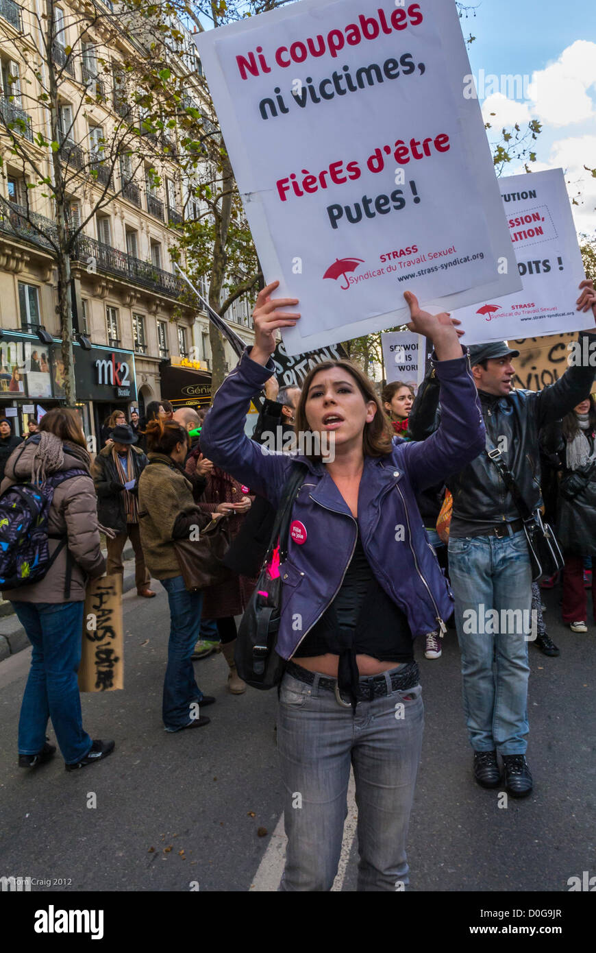 Paris, France, manifestation contre la violence envers les femmes, groupes pour la prostitution légale, Journée internationale des droits de la femme, égalité des femmes, marche de protestation pour les droits civils, signes d'autonomisation des femmes Banque D'Images
