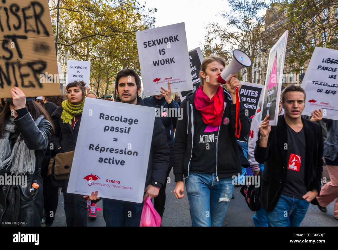 Paris, France, de démonstration foules contre la violence envers les femmes, des groupes pour prostitution, Laure Pôle, d'Act Up Paris, Pointing, pancartes, Journée internationale des droits des femmes, les gens de la rue mars Banque D'Images