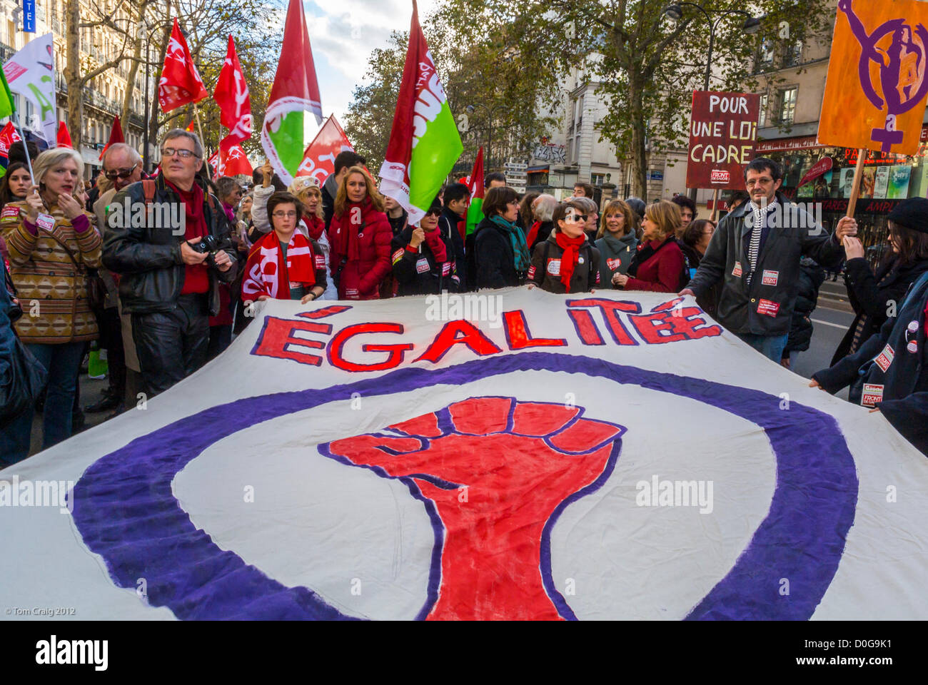 Paris, France, Grand logo féministe Banner à manifestation contre la violence aux femmes, groupes contre la prostitution légale, marche des droits des femmes, Abolitionnistes Banque D'Images