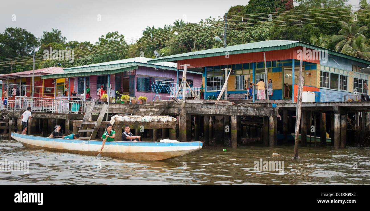 Bateau à aubes et de la chambre dans le village, l'eau et le Brunei Banque D'Images