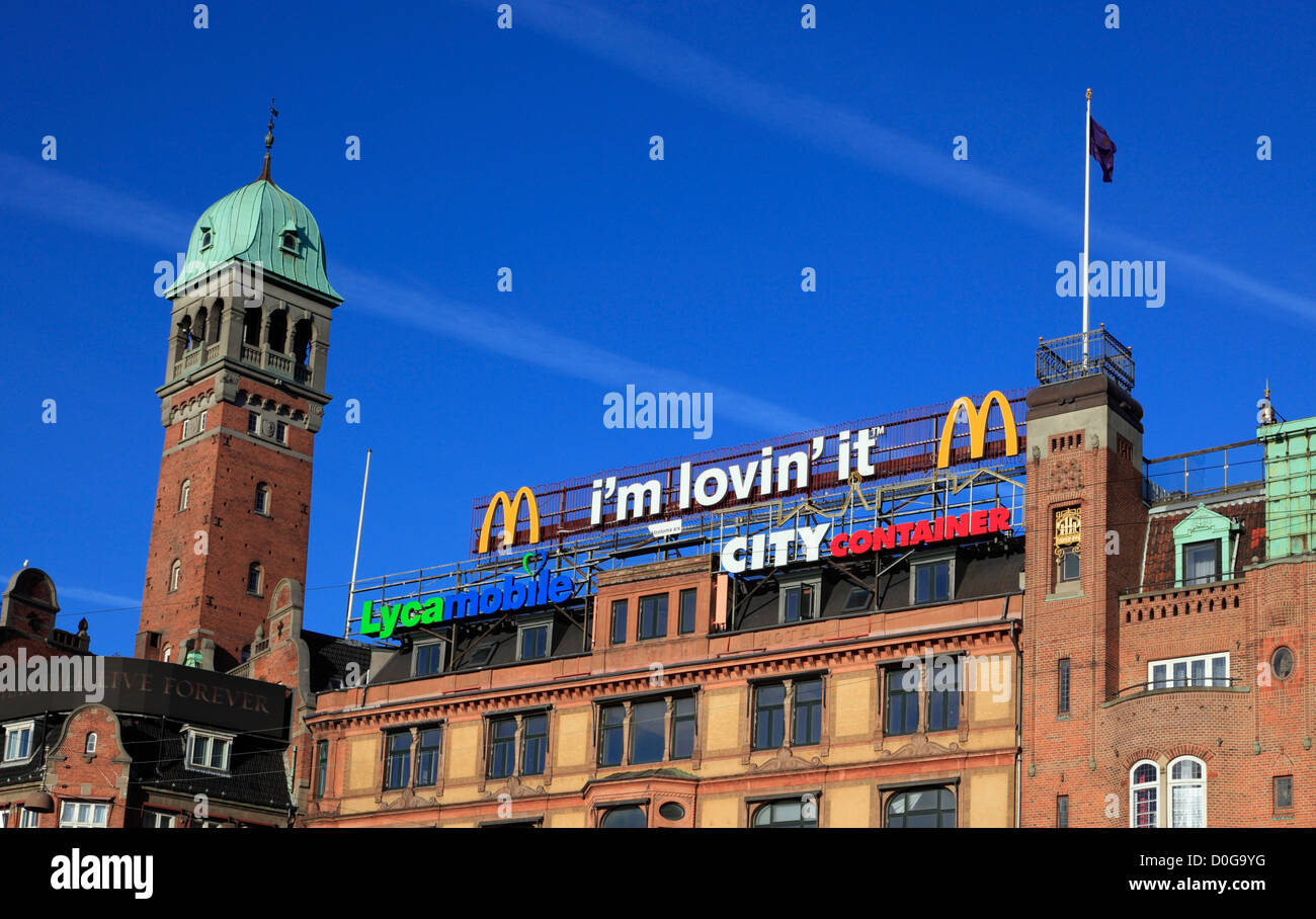 Les toitures et les tours et McDonald's publicité néon au-dessus du bâtiment à la place de l'hôtel de ville de Copenhague, Danemark Banque D'Images