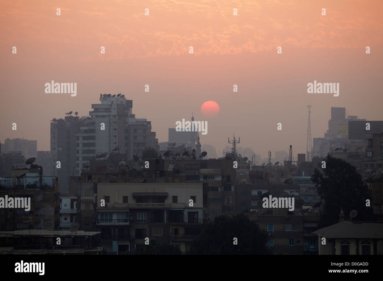 Coucher de soleil sur le centre ville du Caire, en Égypte. Banque D'Images