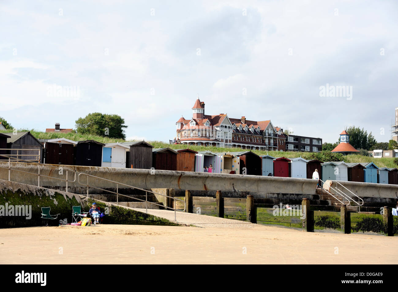 Cabines de plage sur le front de mer de Frinton and on Sea, Essex, Royaume-Uni Banque D'Images